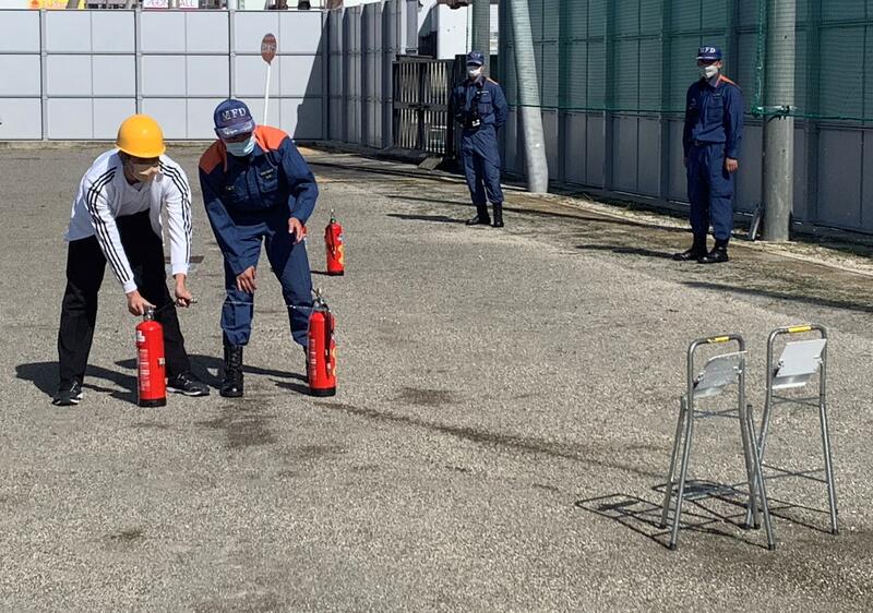 　水消火器で的に当てる訓練をしているところ