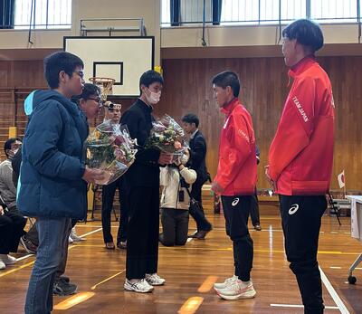 唐澤さん、小林さんに花束を渡しているところ