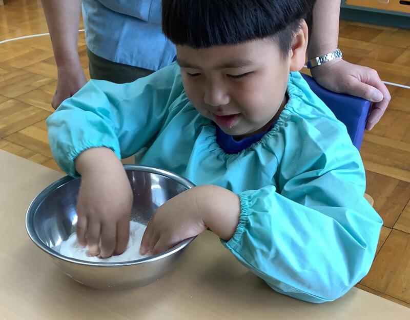 幼児が上新粉をこねています。
