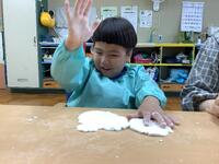 幼稚園児がかしわ餅を作っている画像