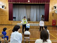 小学部交通安全教室の様子。講師の方の話を聞いている画像