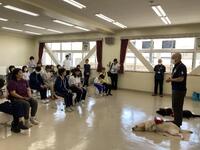 盲導犬との歩行方法や生活についての説明を受けている場面