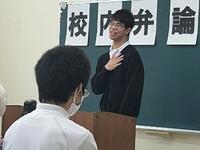 手振りを交えて弁舌する弁士の様子