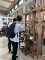 桐生織物記念館で 古い道具を熱心に見学