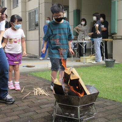 採火台の炎を見ている児童