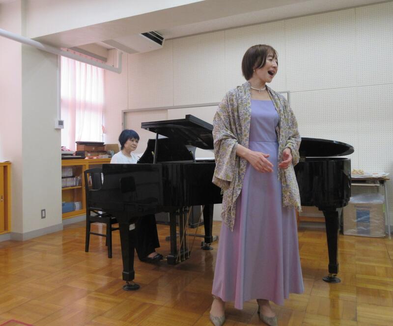 ピアノ伴奏で、声楽家の方が歌っています