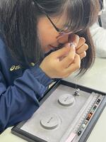 中学生のブレスレット造り