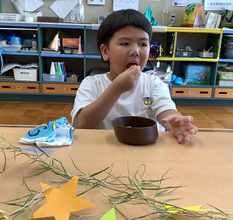 幼児ができたお菓子をつまんで食べています