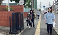 職員　白杖歩行体験の様子