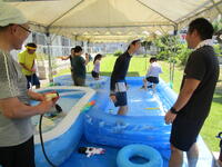 寄宿舎庭のプールコーナーで寄宿舎生が遊んでいる