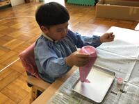 絵の具を出している幼児