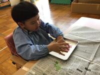 絵の具を触っている幼児