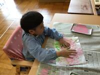 手形を押している幼児