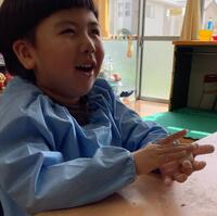 団子を丸める幼児