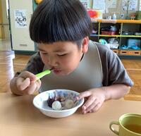 団子を食べる幼児