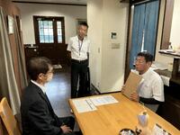 生徒が卒業生から説明を受けている画像