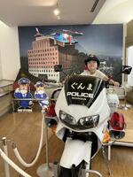 小学部児童が群馬県警本部で白バイに乗って記念撮影している様子
