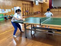小学部児童がサウンドテーブルテニスをする様子