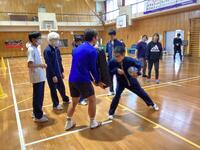 中学部・高等部普通科生徒がラグビー体験でトップ選手にタックルをしている