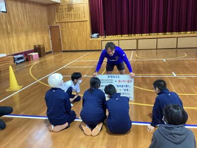 ラグビーをする上で大切なことを教えてもらっている場面