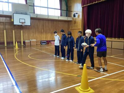 ボール渡しリレーをしている場面