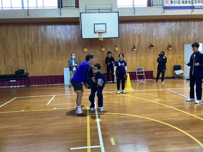 三宅さんにタックルをしている場面