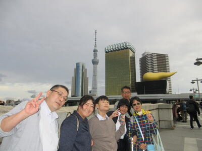 吾妻橋の上で記念撮影