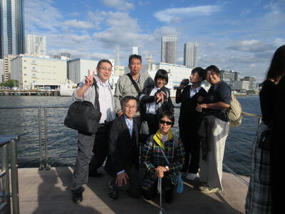 水上バスのデッキで記念撮影