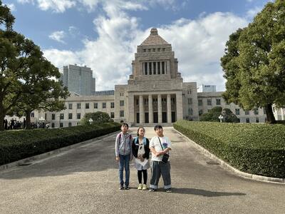 国会議事堂の前で集合写真