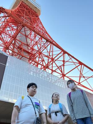 東京タワーの前で集合写真