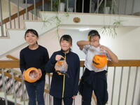 お菓子をもらい喜んでいる様子①