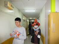 お菓子をもらい喜んでいる様子②