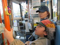 マイバスに乗ってるなぱあくに向かっている幼児