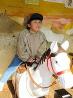 登録有形文化財のもくばに乗っている幼児