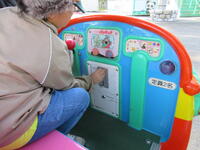 お金を入れている幼児