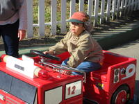 消防車のまめ自動車に乗っている幼児