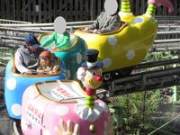 ジェットコースターに乗っている幼児