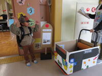 路線バスに乗る練習をする幼児