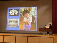 蚕の飼育について発表する小学生
