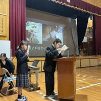日本絹の里での学習について発表する中学生