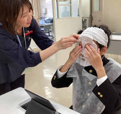 【パックをしている様子 ペタペタ】