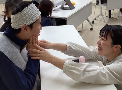 【ほっぺの変化を指先で感じている様子 すべすべ】