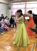 講師に合わせてポーズをとる幼児児童