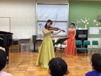 バイオリンを弾く講師