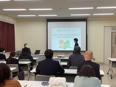 （講師にお礼の言葉を述べる生徒の写真）