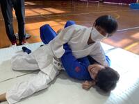 袈裟固めをかける生徒