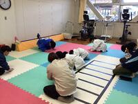 座礼をする児童