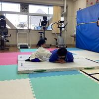 唐木田さんをひっくり返そうとする児童