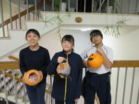 ハロウィン。ジャック・オ・ランタンを持って記念撮影