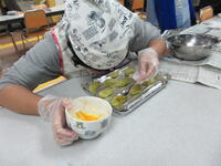 調理実習の様子。畑で獲れたサツマイモでスイートポテト作り